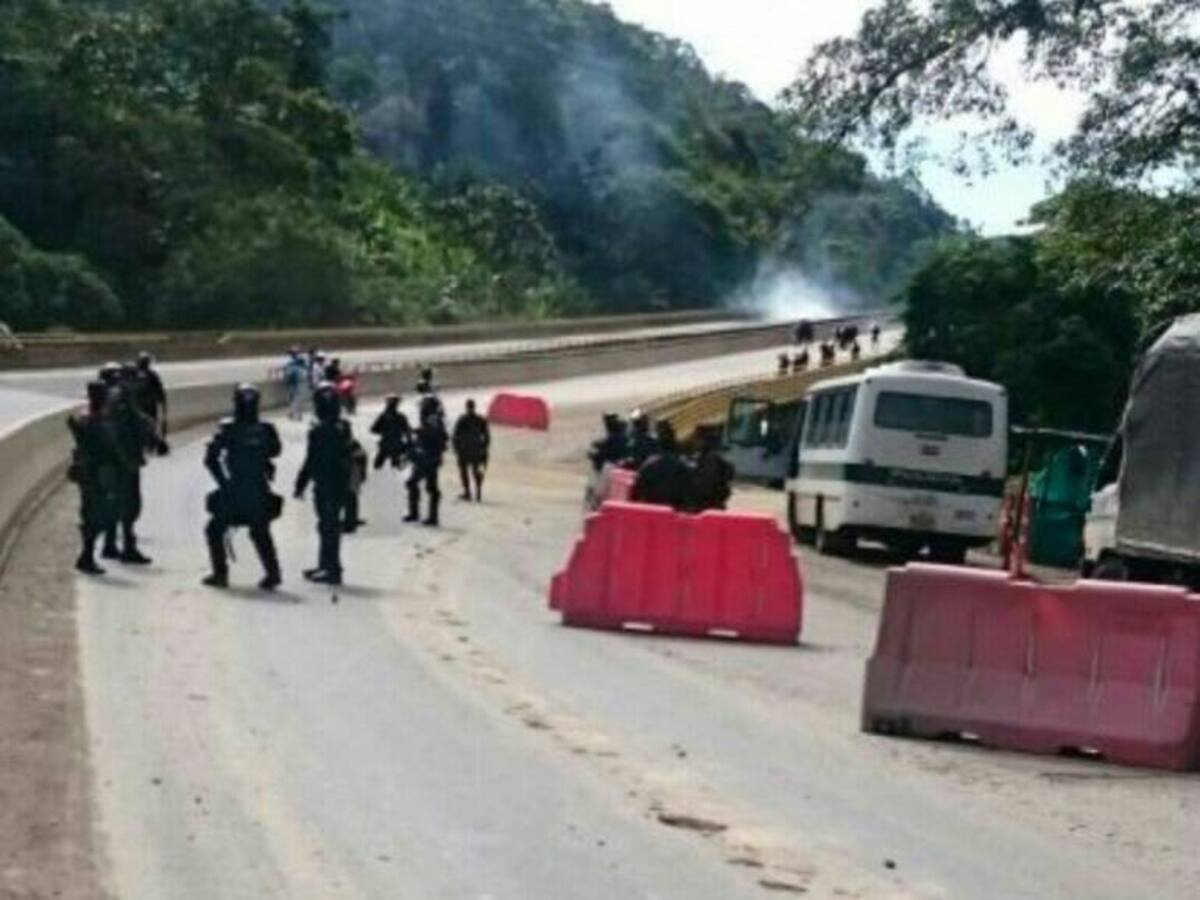 Indígenas bloquean de nuevo vía a Buenaventura