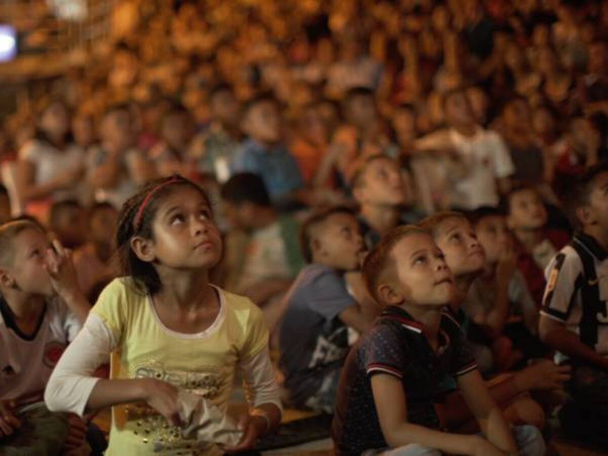 Evacuados de Valdivia disfrutaron de cine en pantalla gigante