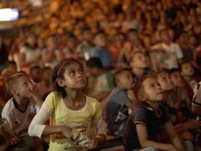 Evacuados de Valdivia disfrutaron de cine en pantalla gigante