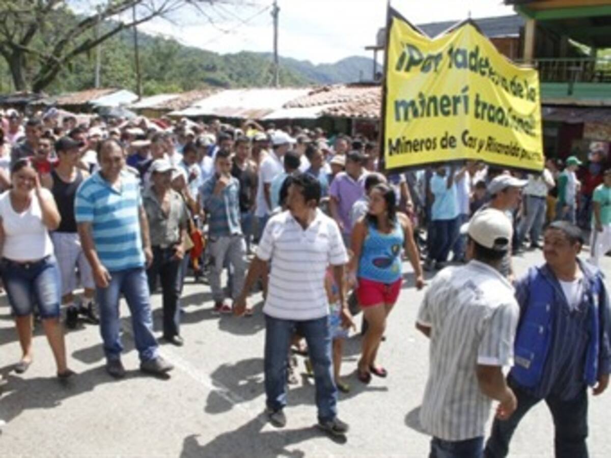 Normalidad entre manifestantes mineros en Irra tras toque de queda decretado