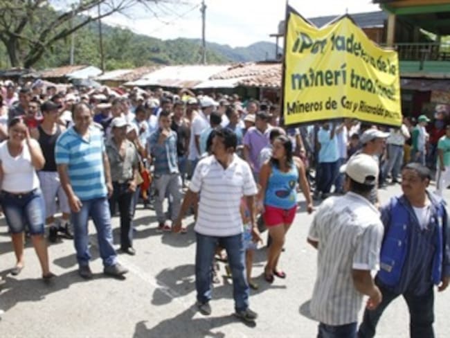 Normalidad entre manifestantes mineros en Irra tras toque de queda decretado