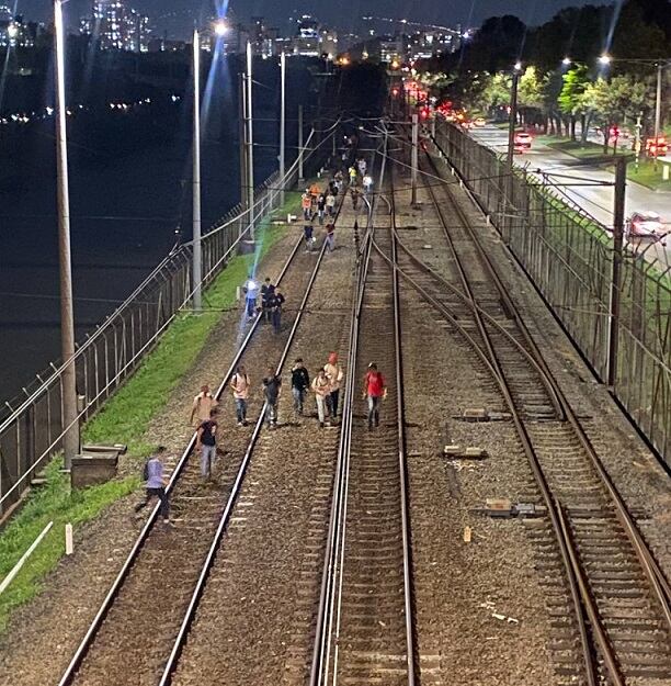 Pasajeros caminando por vías del Metro- foto Denuncias Antioquia