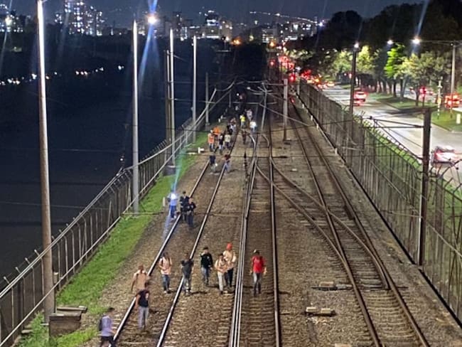 Pasajeros caminando por vías del Metro- foto Denuncias Antioquia