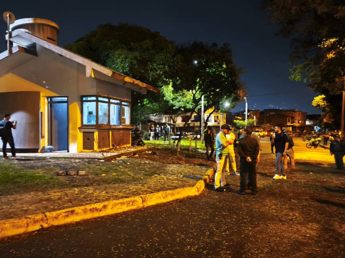 Un uniformado aturdido y daños materiales dejó atentado terrorista contra CAI de la Policía en Cali