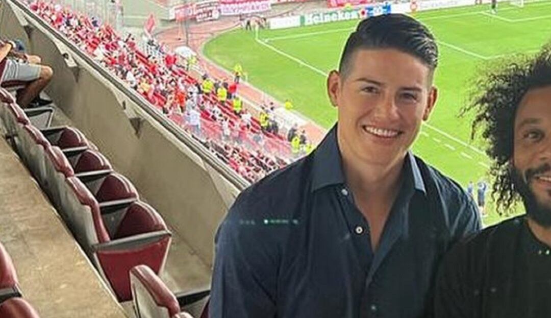 James Rodríguez en su primera visita al estadio Karaiskakis.