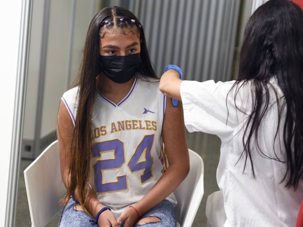 Invima aprobó suministro de la vacuna de Moderna en menores de edad