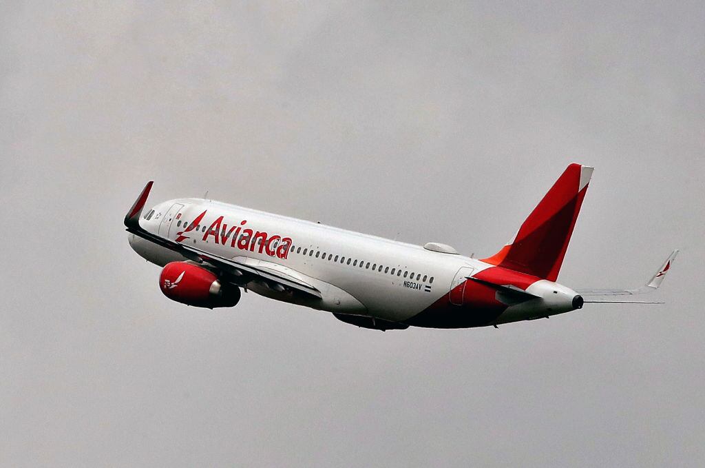 Se ve un avión de la aerolínea Avianca después de despegar del Aeropuerto Internacional El Dorado en Bogotá / (Foto de Daniel MUNOZ/AFP) (Foto de DANIEL MUNOZ/AFP vía Getty Images)