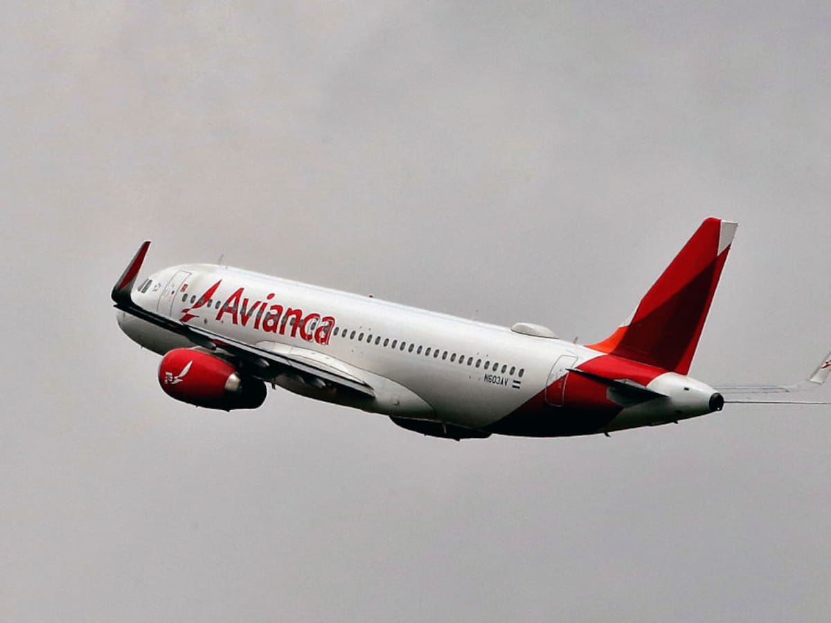 Avianca reporta cancelaciones y demoras en vuelos por restricciones en El Dorado y clima