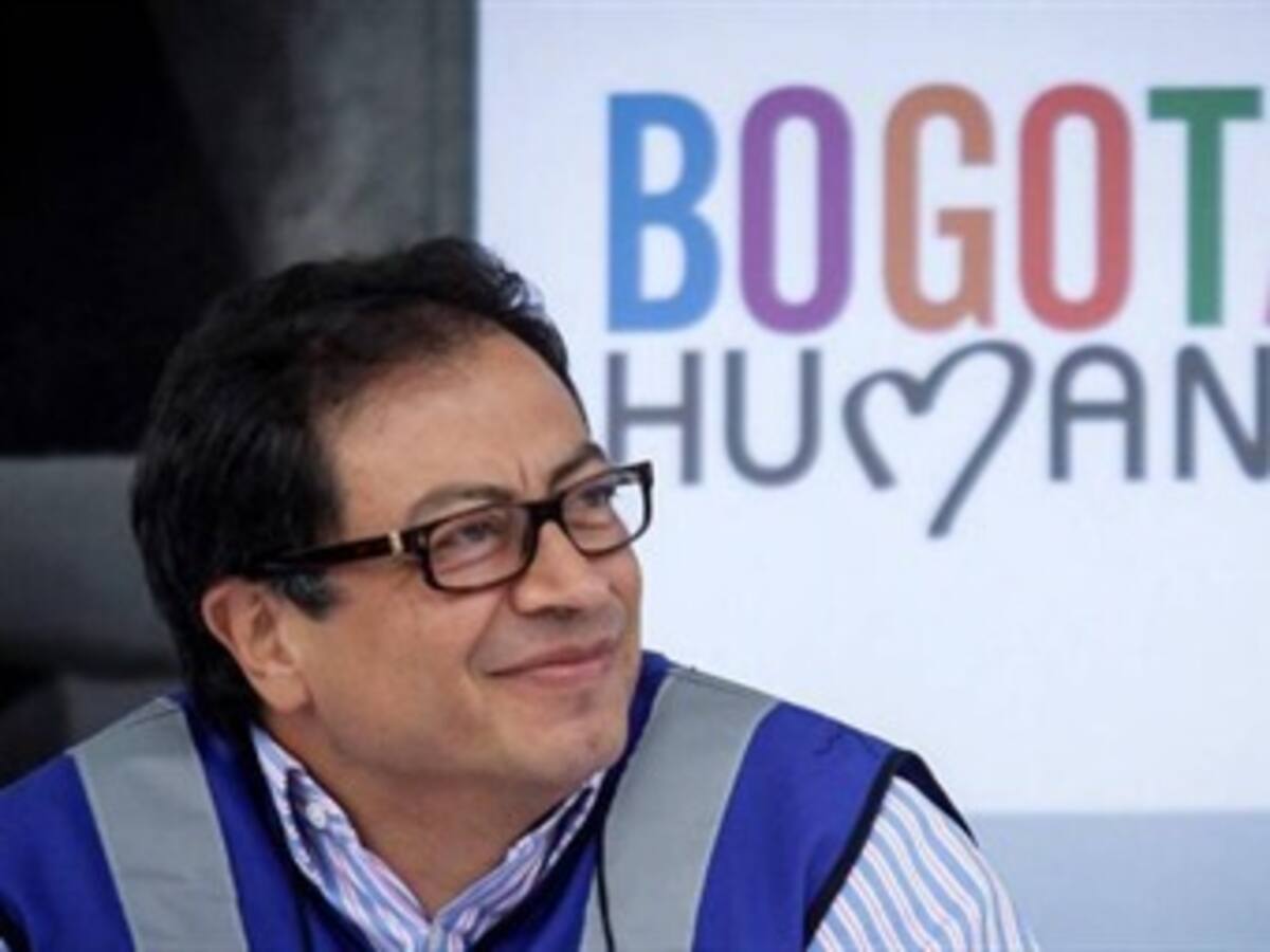 Petro levanta con su mano la Constitución pero se abstiene de pronunciarse