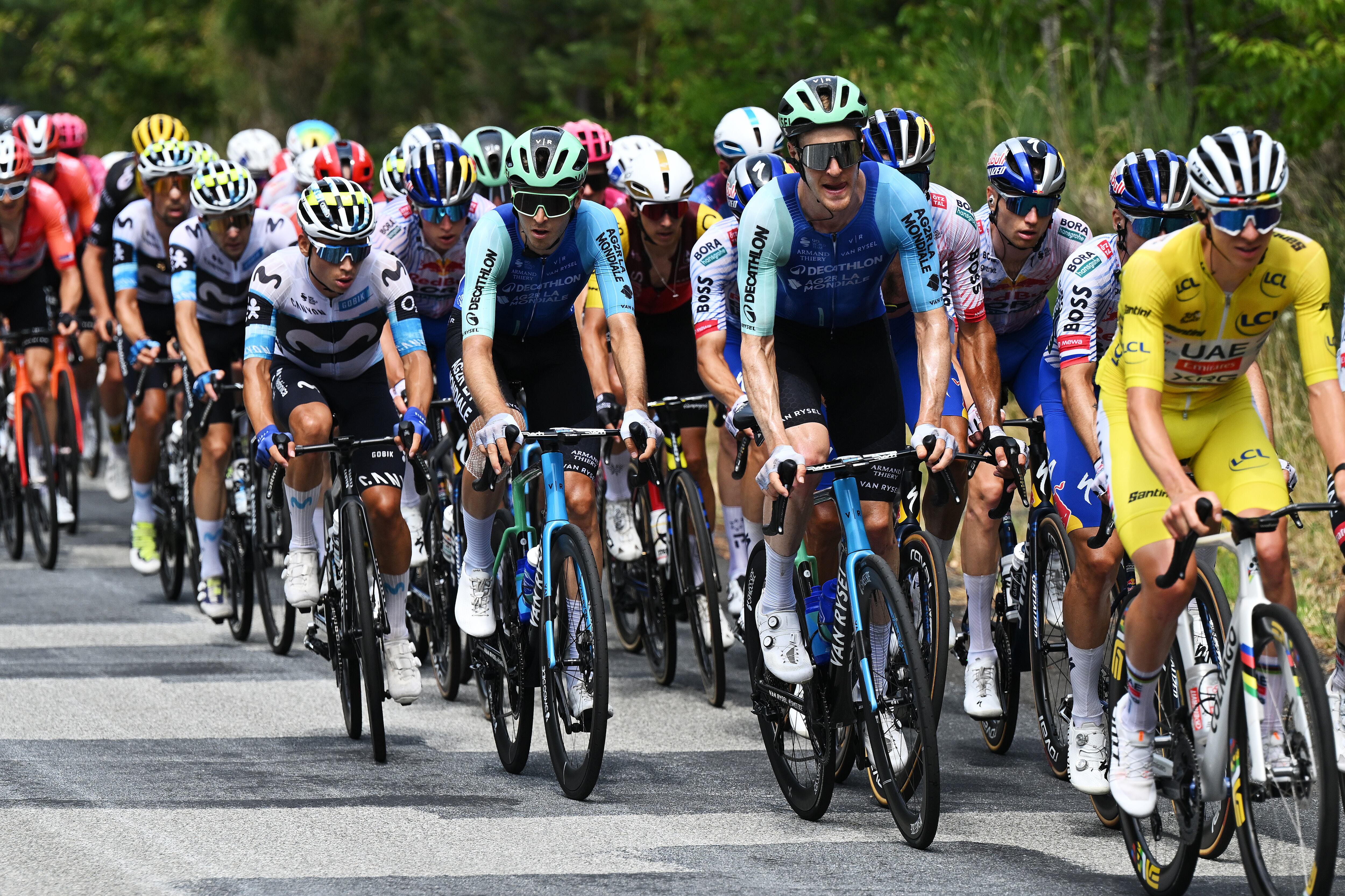 Einer Rubio avanzando junto al pelotón principal del Tour de Francia. (Photo by Tim de Waele/Getty Images)