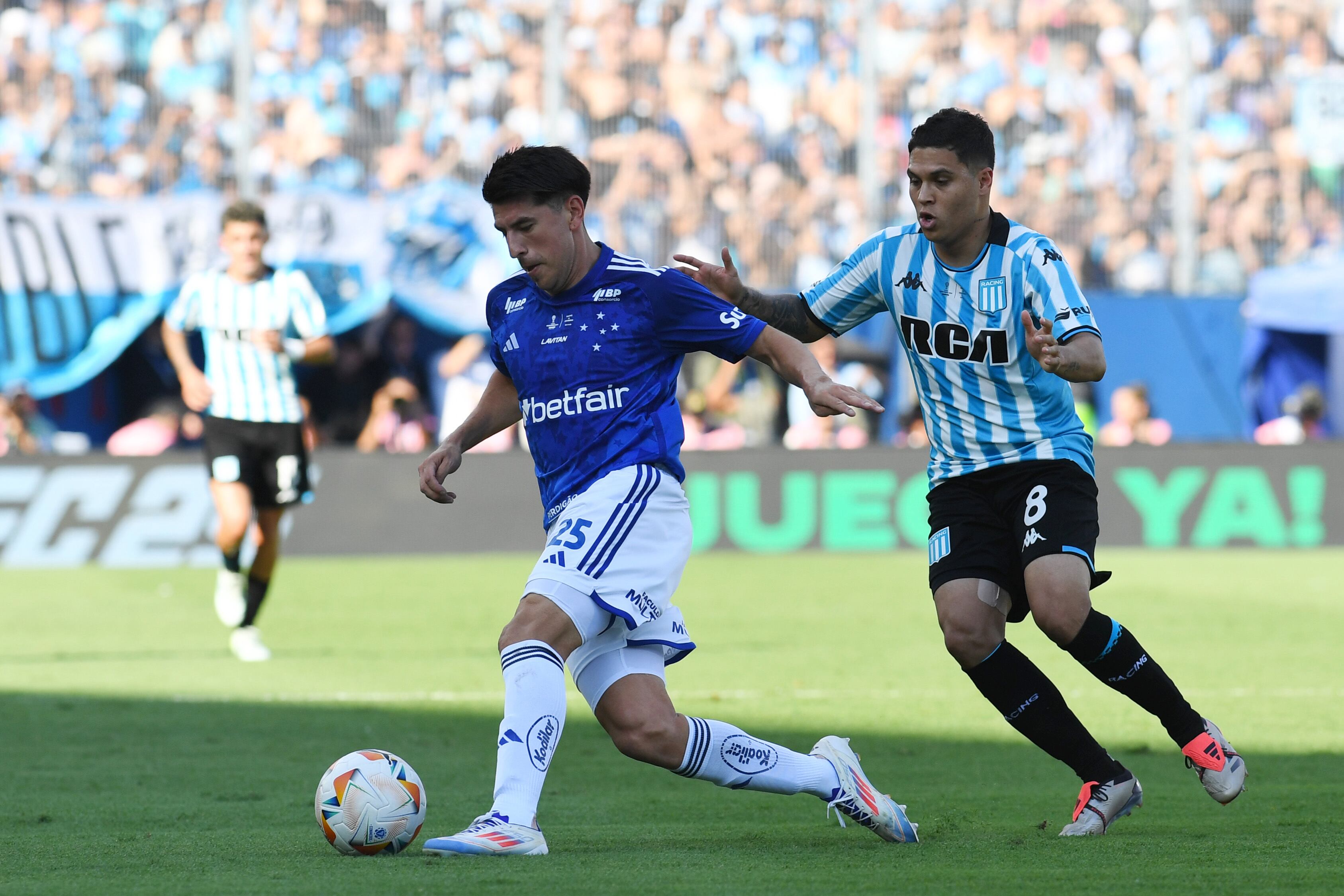 ASUNCION, PARAGUAY - NOVEMBER 23: Lucas Villalba of Cruzeiro and Juan Fernando Quintero of Racing Club battle for the ball during the Copa CONMEBOL Sudamericana 2024 Final between Racing Club and Cruzeiro at Estadio General Pablo Rojas - La Nueva Olla on November 23, 2024 in Asuncion, Paraguay.  (Photo by Christian Alvarenga/Getty Images)