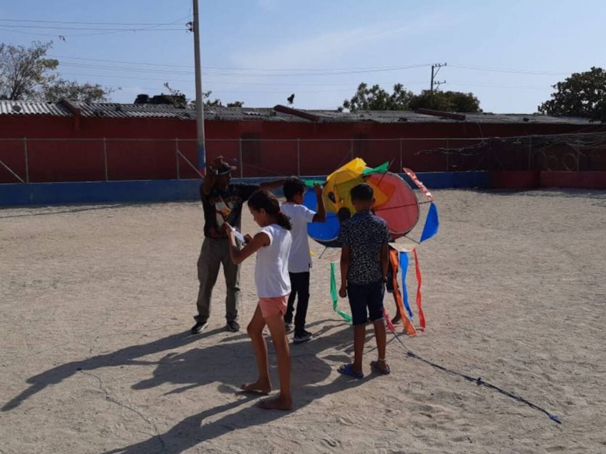El cielo de Santa Marta se alegra con las cometas de colores