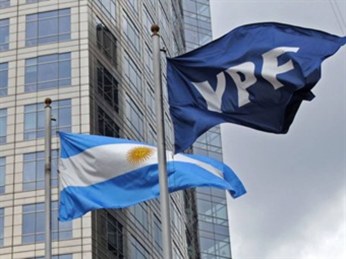 España manifiesta oficialmente su malestar por expropiación argentina de petrolera YPF