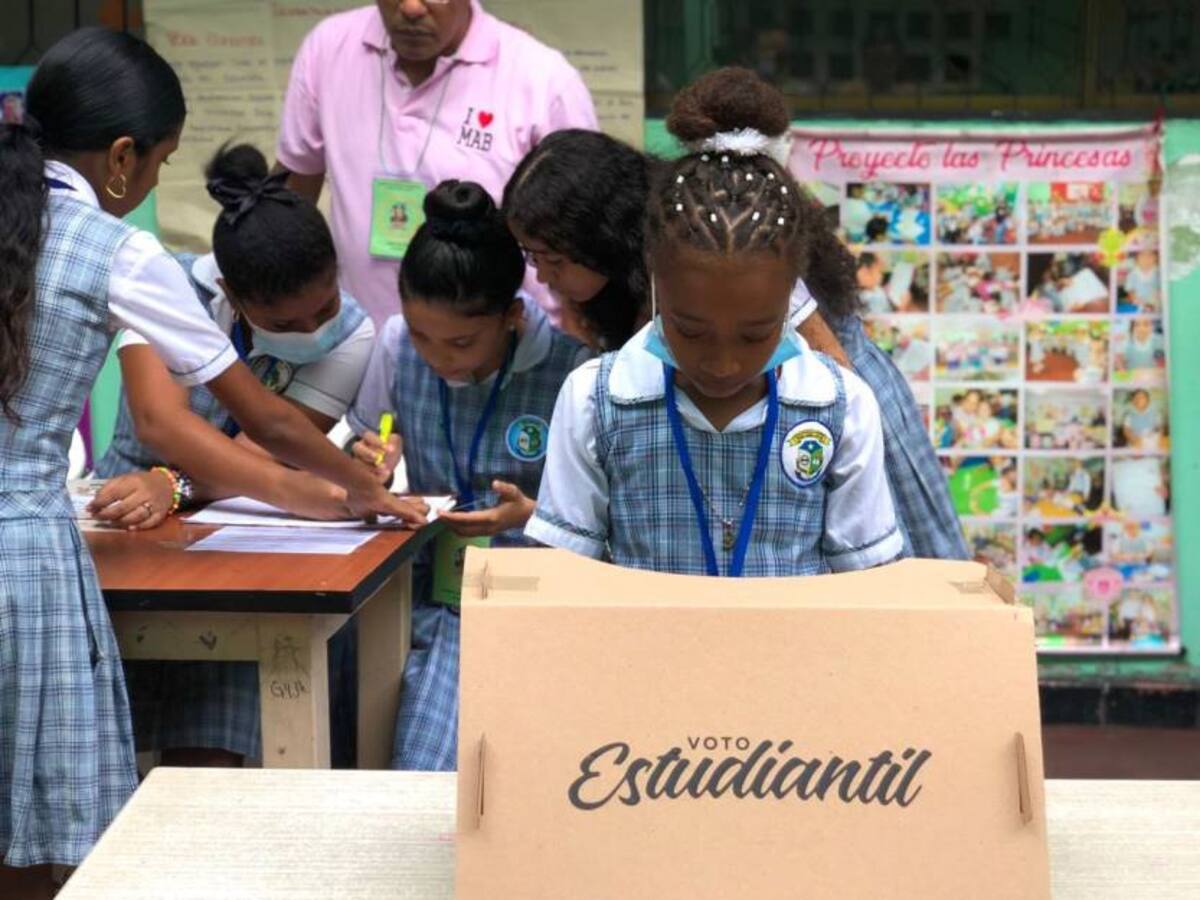 Jóvenes votan de manera simbólica en colegios por candidatos a la Presidencia