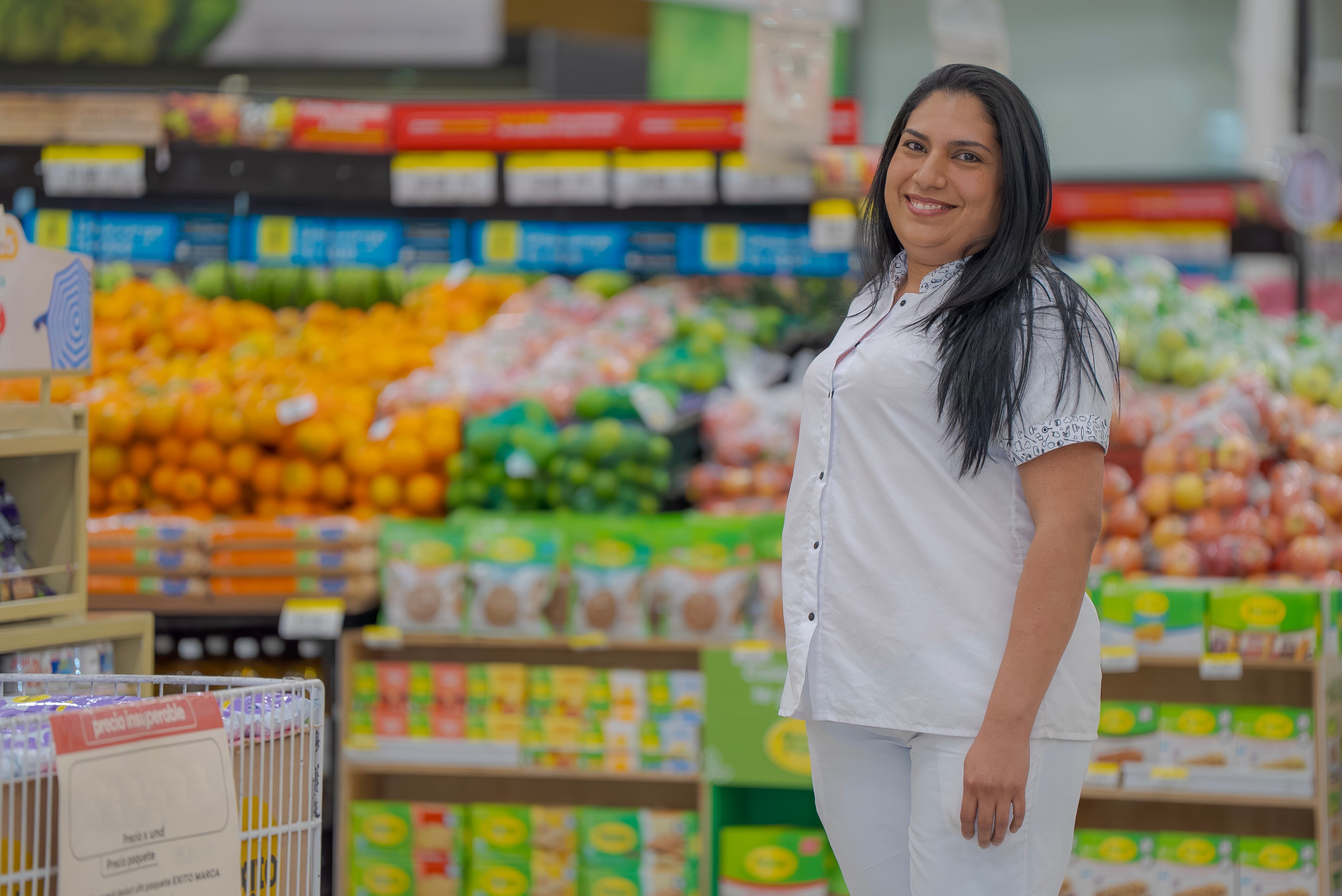 Lilibeth Rubio llegó a Colombia en 2017 por la situación de desabastecimiento en Venezuela. Hoy, es una de las 156 personas migrantes contratadas por el Grupo Éxito. | Foto: W Radio