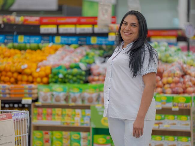 Lilibeth Rubio llegó a Colombia en 2017 por la situación de desabastecimiento en Venezuela. Hoy, es una de las 156 personas migrantes contratadas por el Grupo Éxito. | Foto: W Radio