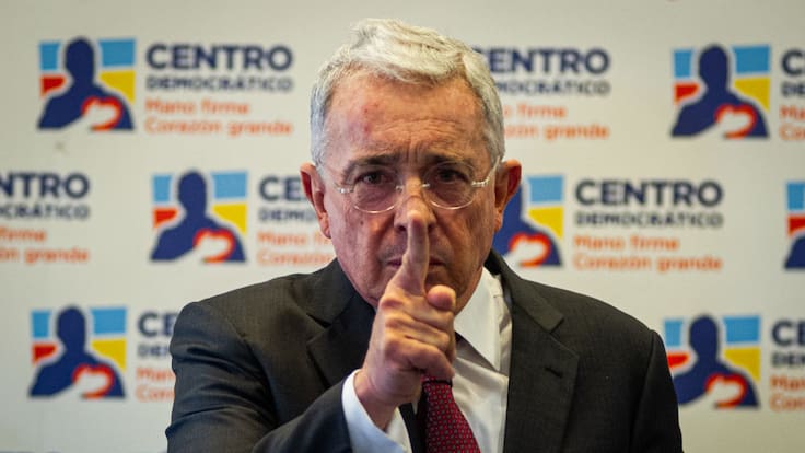 Elecciones presidenciales, falsos positivos y plebiscito: los temas de Álvaro Uribe en 6AM W