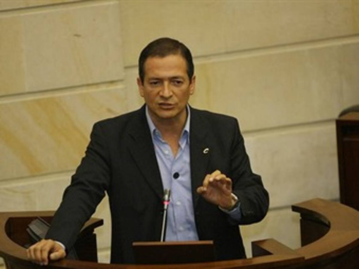 Critican cercanía de precandidatos conservadores con uribismo