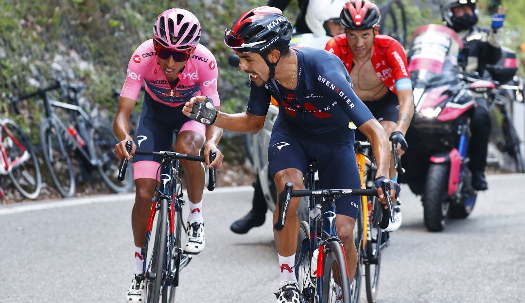 Daniel Felipe Martínez alienta a Egan Bernal durante una etapa de montaña del pasado Giro de Italia.