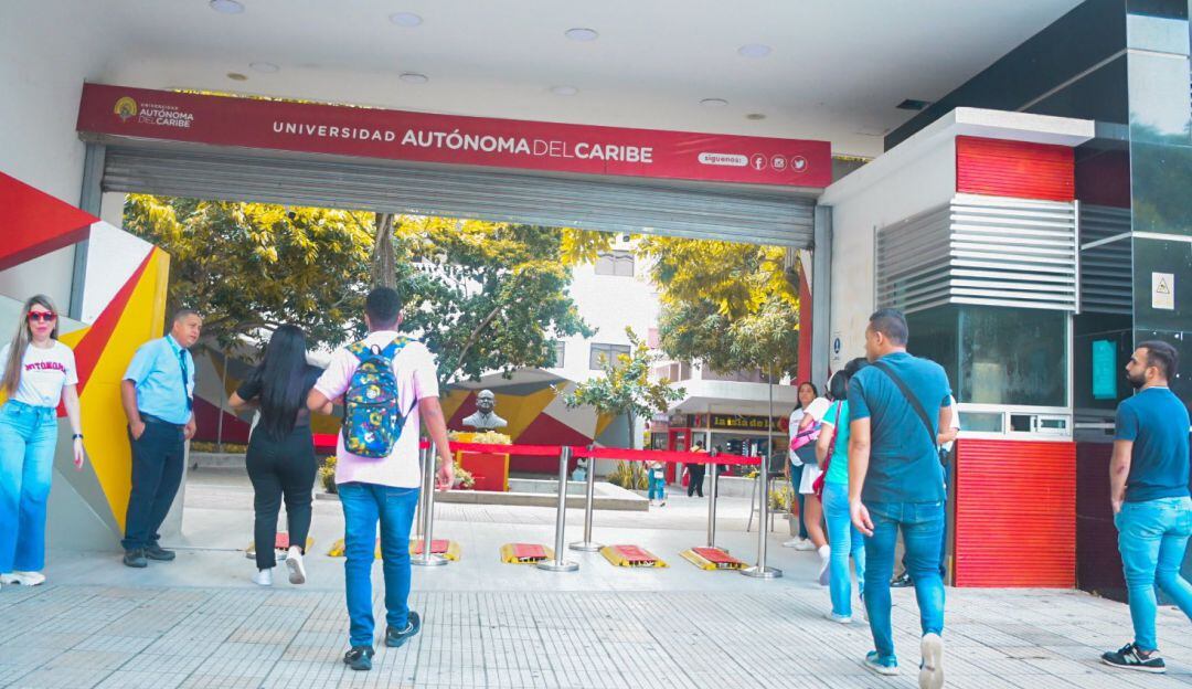 Fachada de la universidad