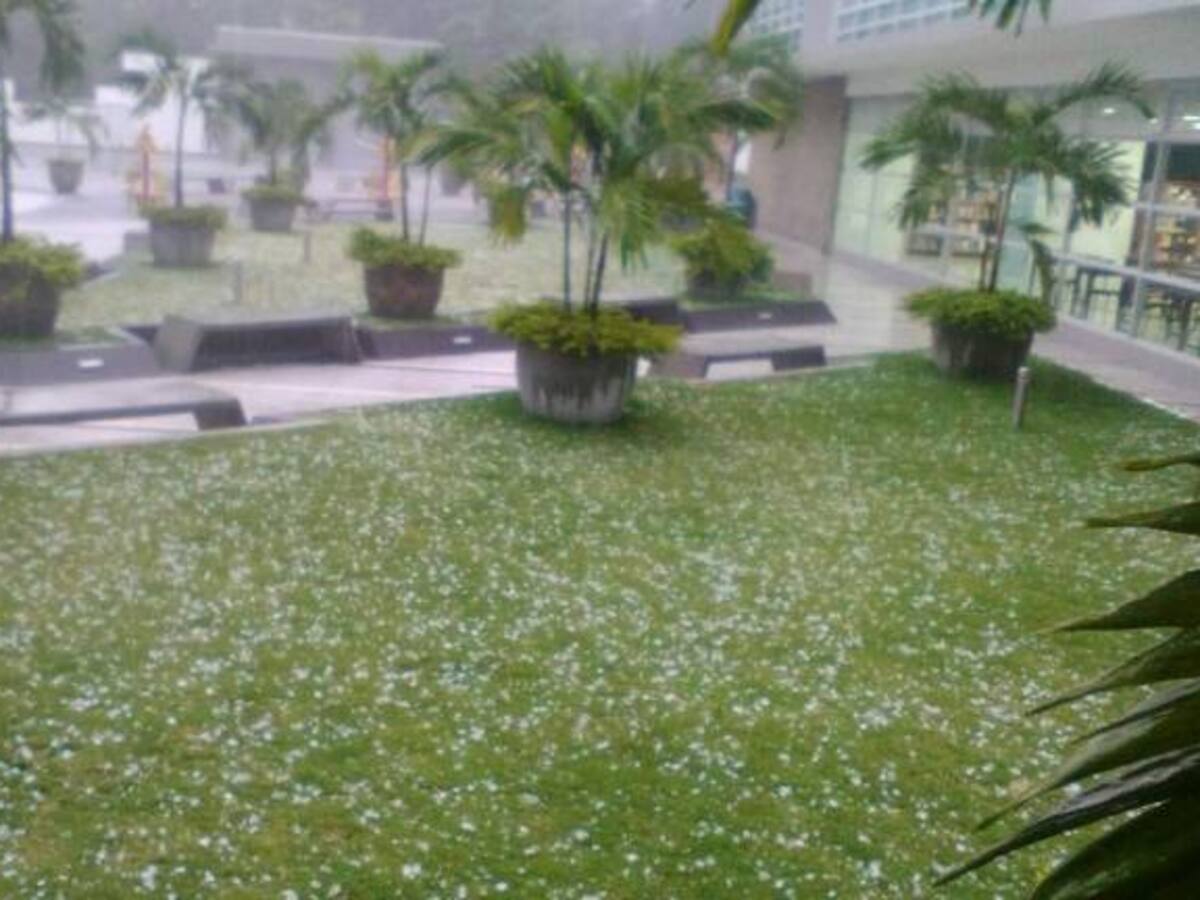 Sin luz varios sectores de Bucaramanga horas después de la granizada