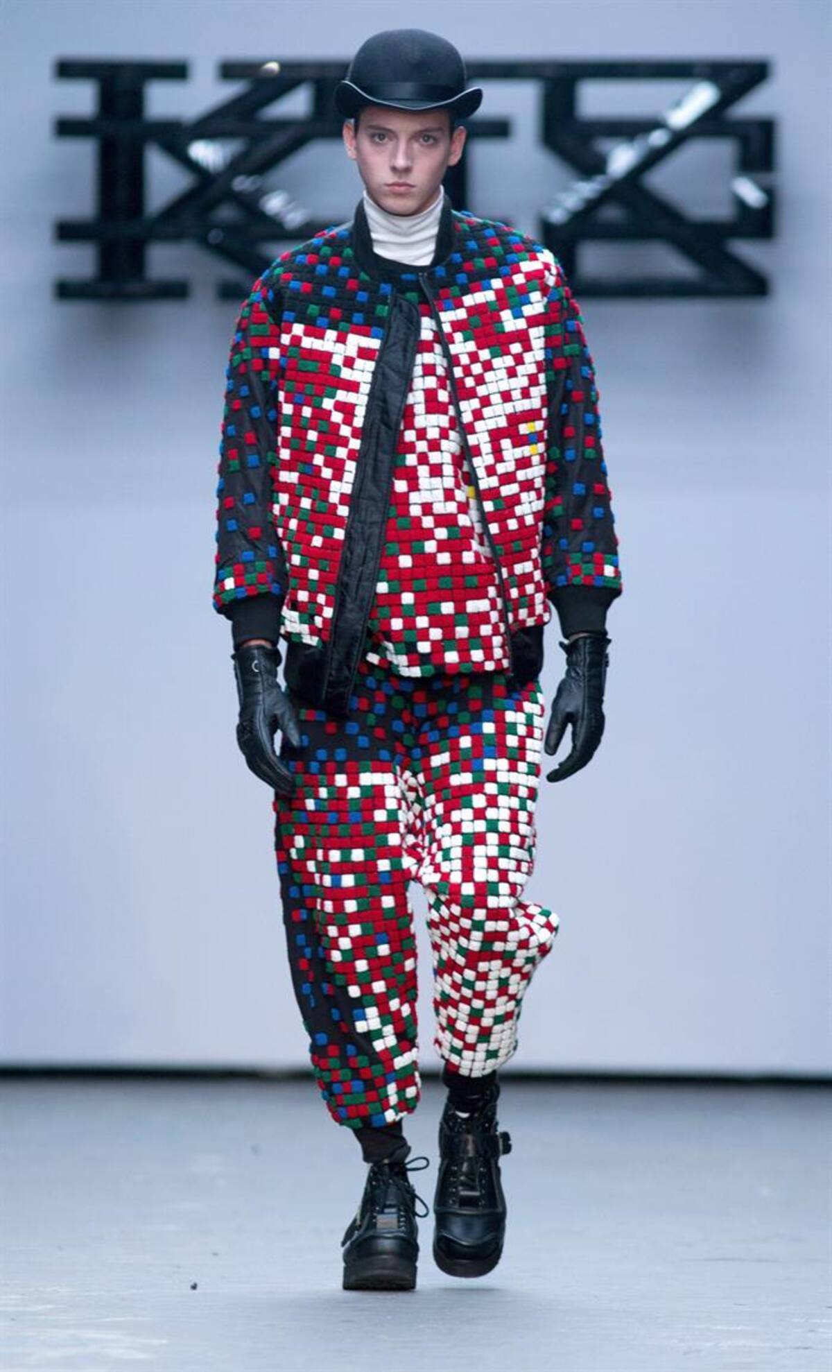 Una serie de modelos presentan la colección de otoño, invierno 2015 en la semana de la moda masculina en Londres, Inglaterra, que se realizará hasta el próximo 12 de enero.