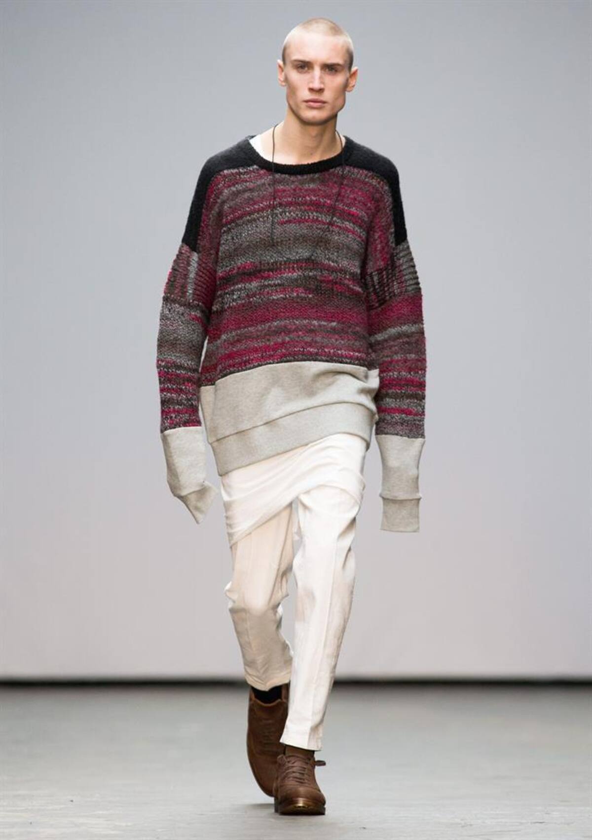 Una serie de modelos presentan la colección de otoño, invierno 2015 en la semana de la moda masculina en Londres, Inglaterra, que se realizará hasta el próximo 12 de enero.