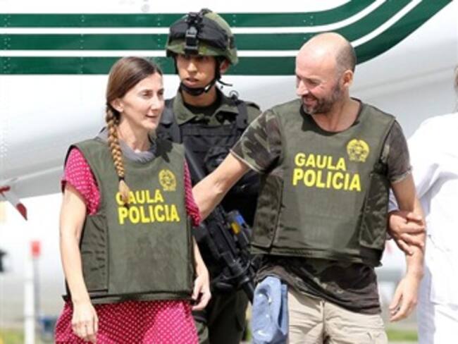 Presidente Santos ofrece disculpas a los dos españoles liberados por la policía