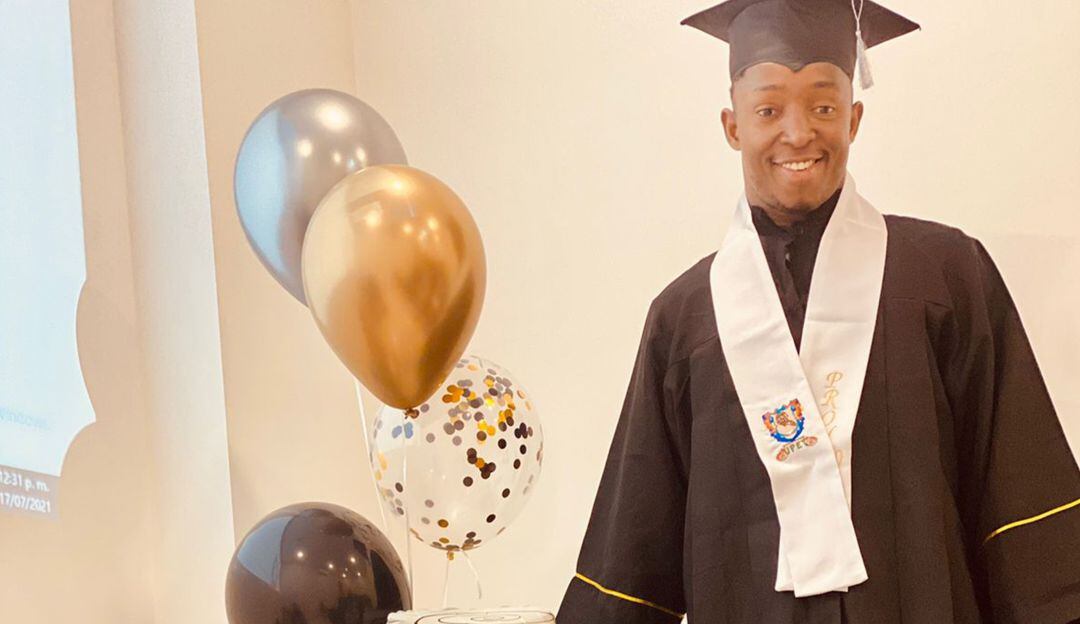 Oscar Murillo graduándose de bachiller en 2021