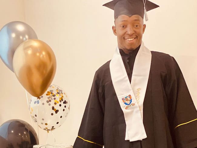 Oscar Murillo graduándose de bachiller en 2021