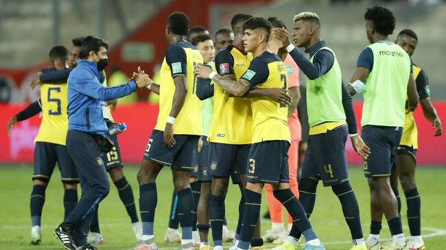 Los jugadores de Ecuador celebran el punto ante Perú en Lima.