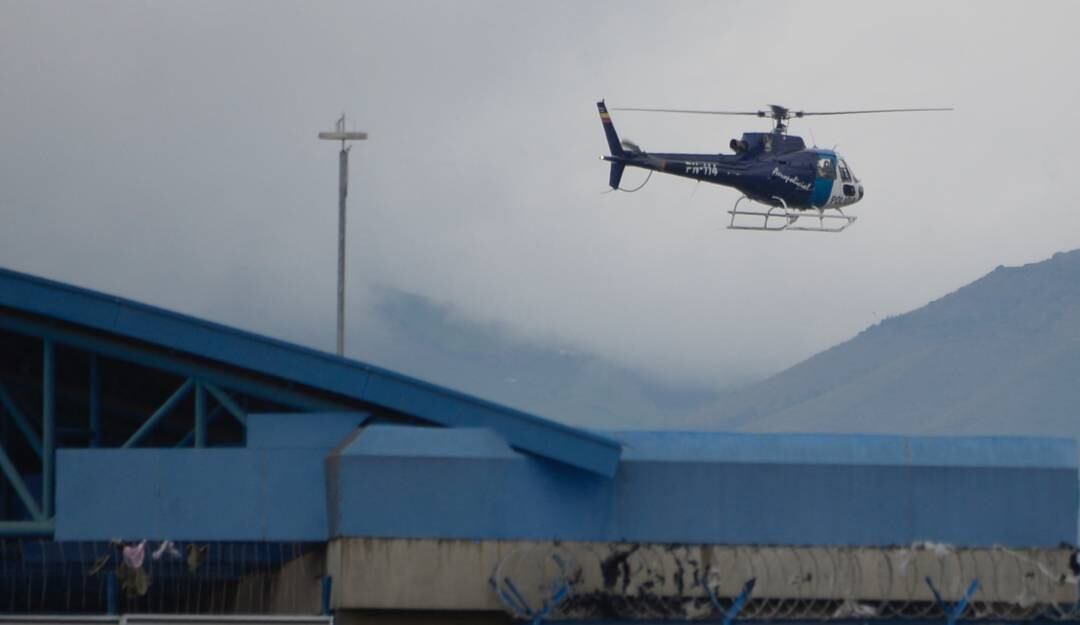 Helicóptero sobrevolando una prisión ecuatoriana donde hubo un enfrentamiento entre presos.