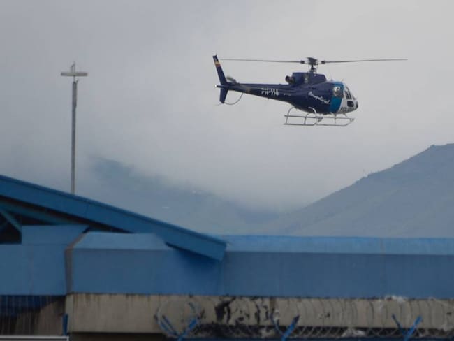 Helicóptero sobrevolando una prisión ecuatoriana donde hubo un enfrentamiento entre presos.