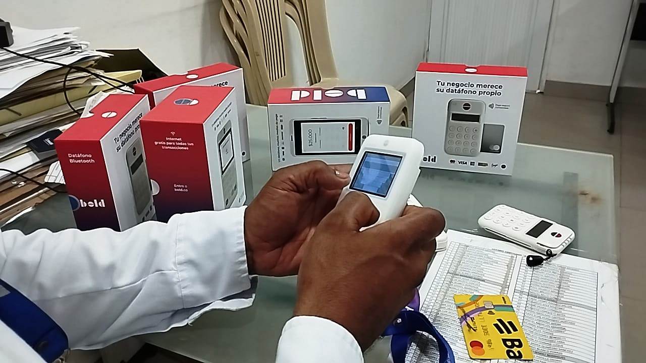 Con datafonos taxistas del aeropuerto de Cartagena podrán recibir pagos