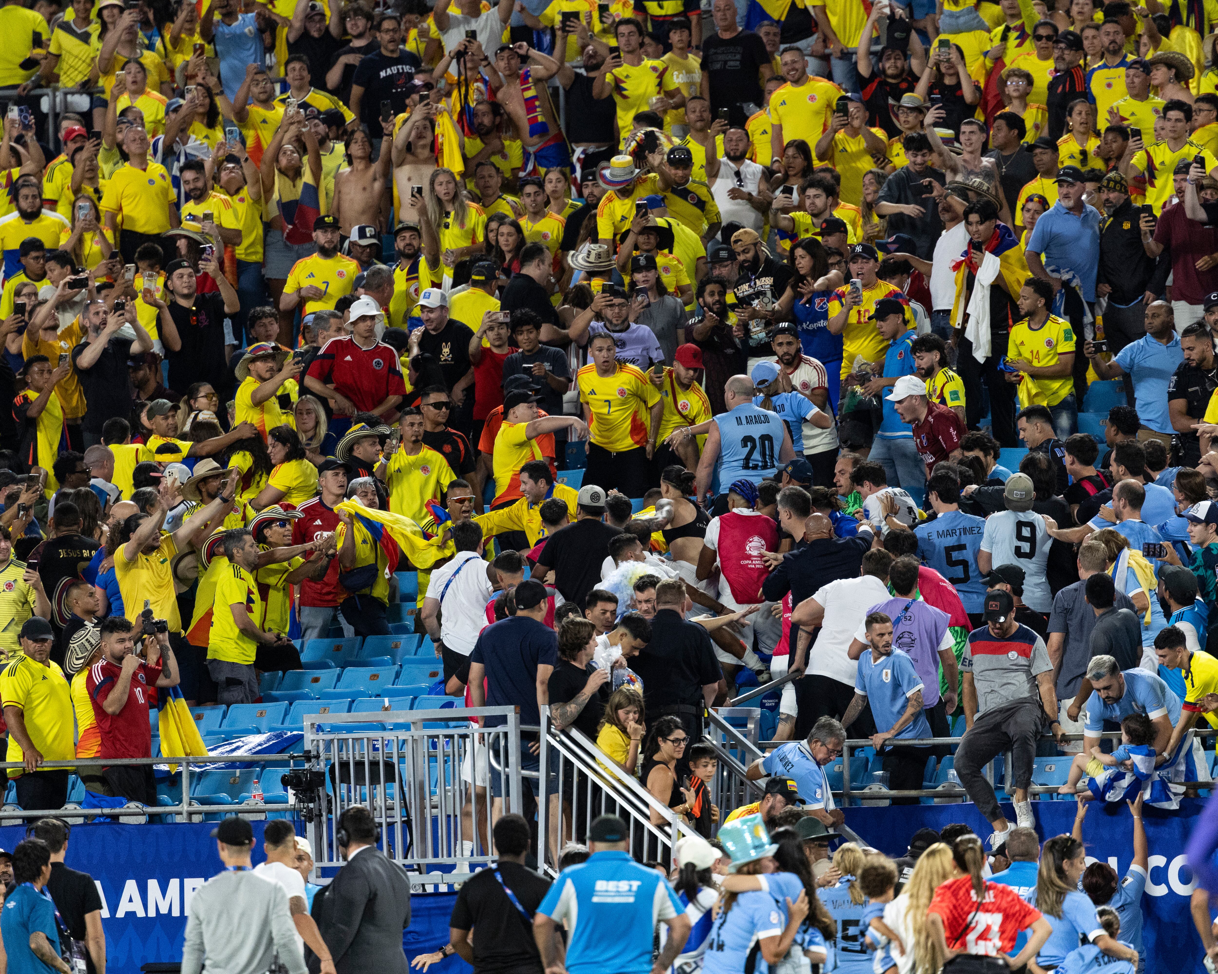 Momento en el que se presenta el enfrentamiento entre hinchas de Colombia y Uruguay, y algunos futbolistas. (Photo by Steve Limentani/ISI Photos/Getty Images)