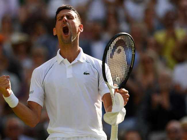 Djokovic celebra su clasificación a la final de Wimbledon.