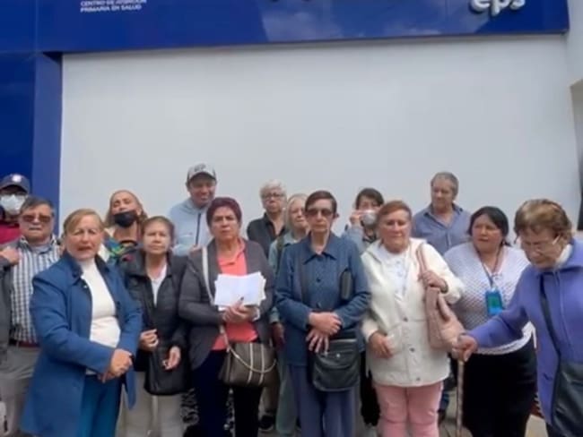 Usuarios de la Nueva EPS protestan en Fontibón, Bogotá.