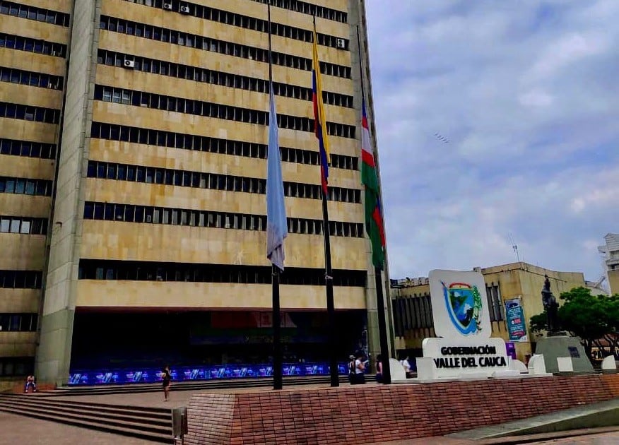 Durante dos días, la bandera del Valle del Cauca ondeará a media asta como símbolo de duelo y solidaridad tras el accidente aéreo ocurrido en Putumayo.