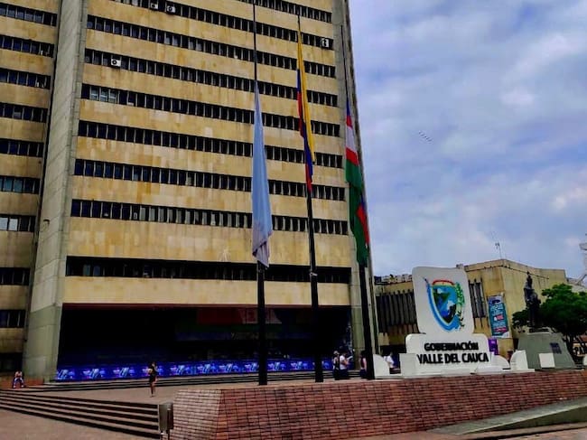 Durante dos días, la bandera del Valle del Cauca ondeará a media asta como símbolo de duelo y solidaridad tras el accidente aéreo ocurrido en Putumayo.