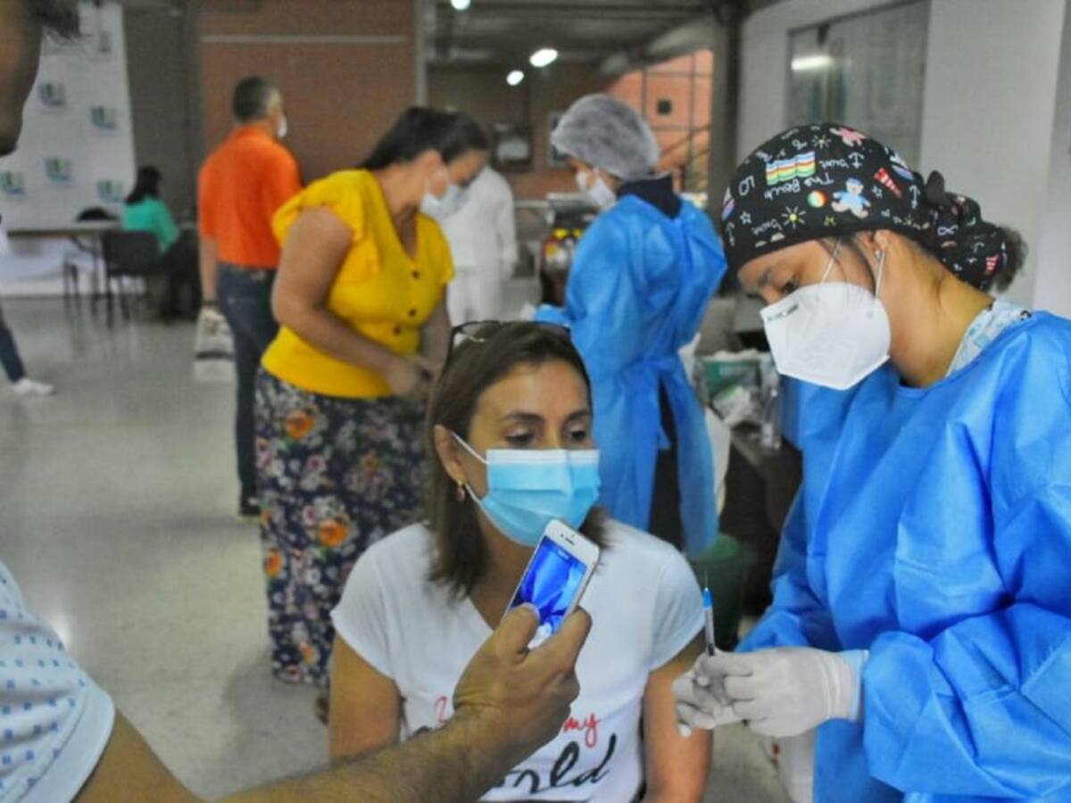 Más de 3 mil personas se han vacunado contra el COVID en la UCC de Ibagué