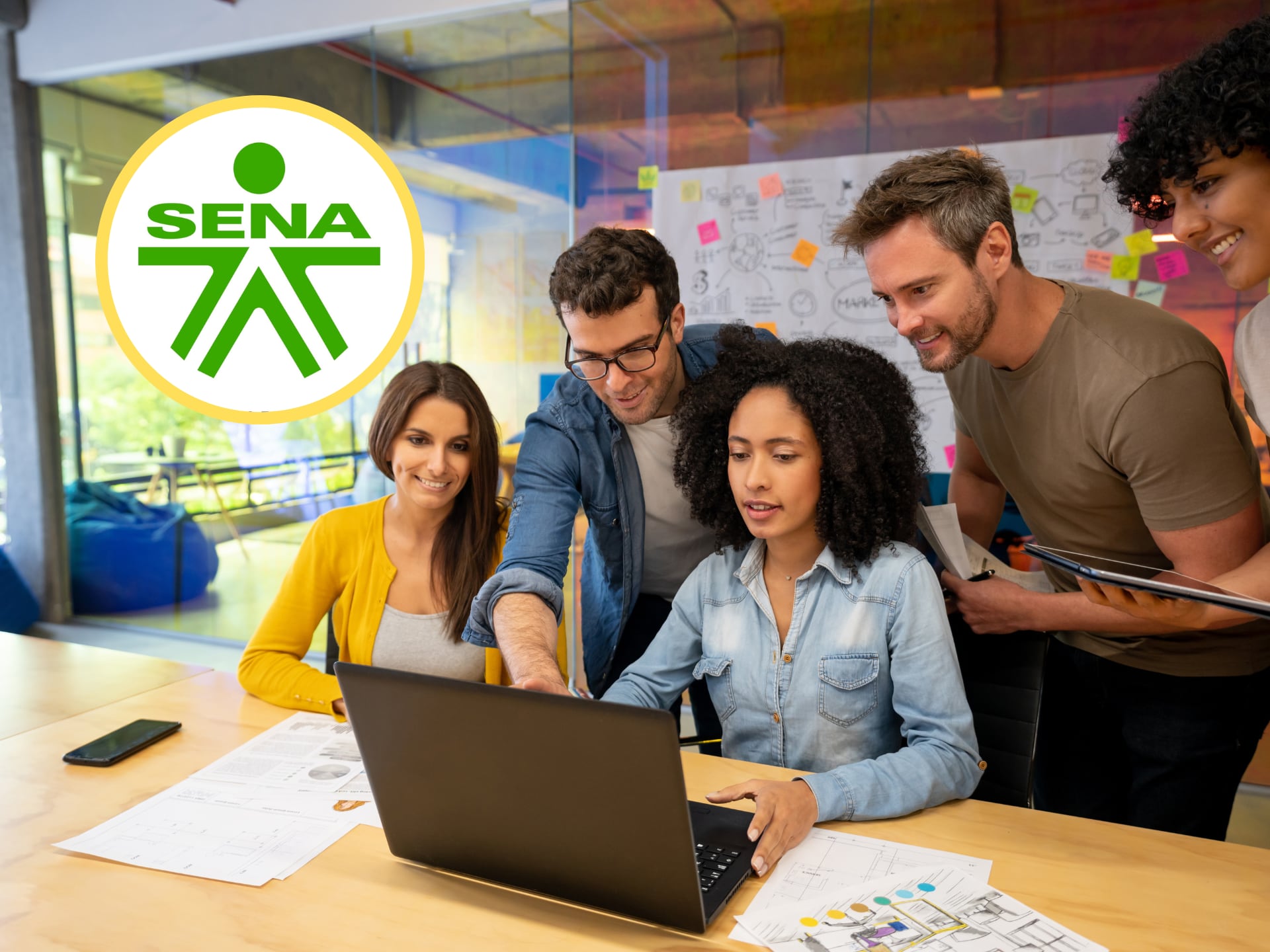 Grupo de personas trabajando en una oficina, encima el logo del SENA (GettyImages / redes sociales)