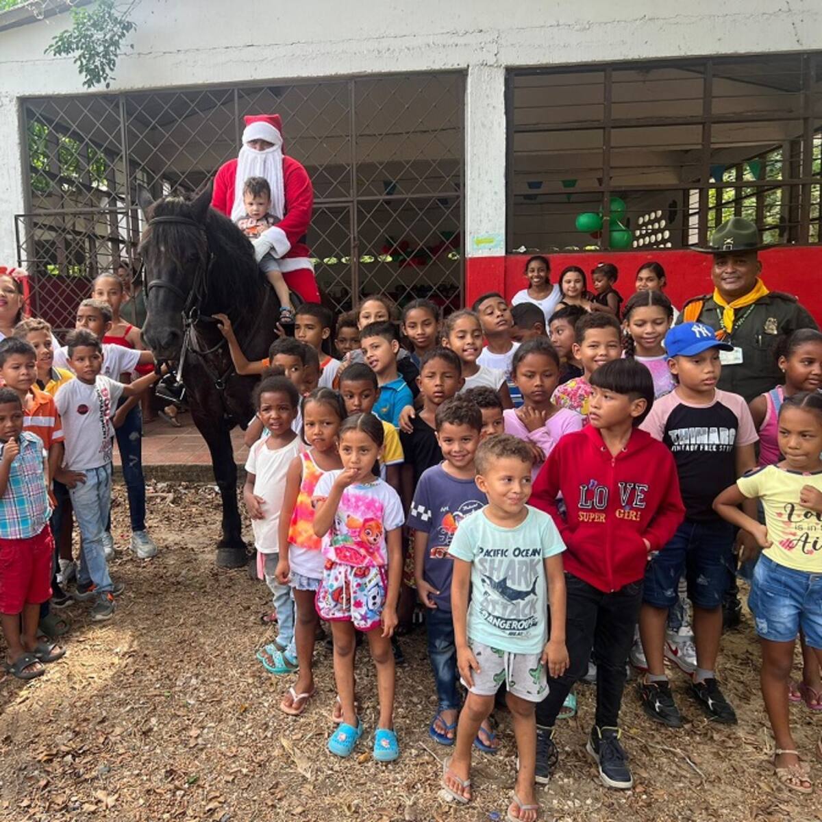 Policía entregó más de 100 regalos a niños de una vereda de Turbana, Bolívar