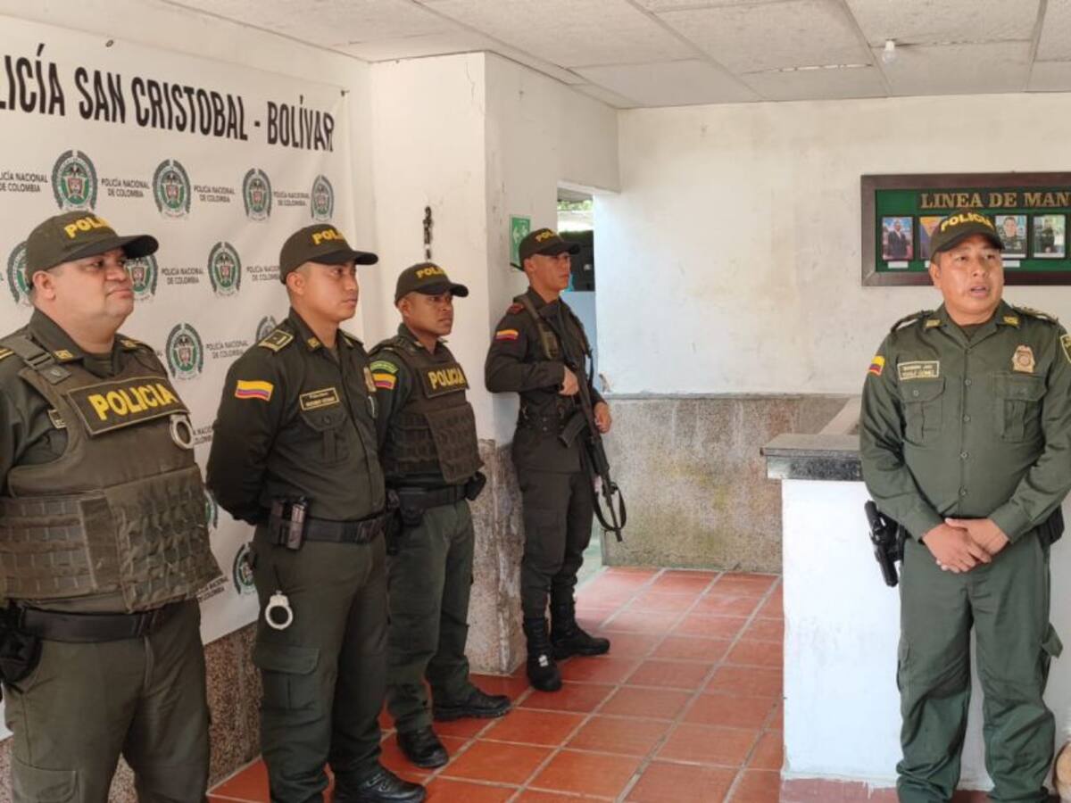 Comandante de Policía Bolívar "pasó revista" por varias estaciones