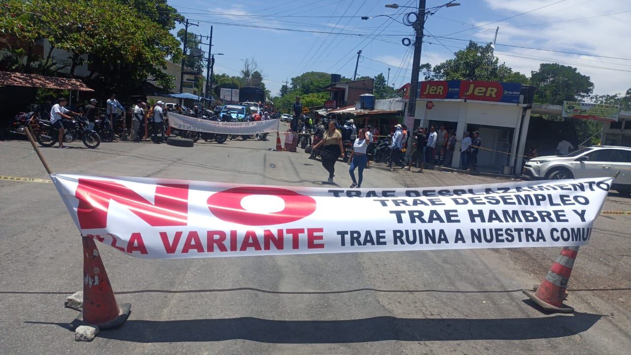 Desde el pasado lunes 15 de septiembre los comerciantes del Kilómetro dos y medio de Puerto Boyacá bloquean la Autopista del Magdalena Medio / Foto: Suministrada.