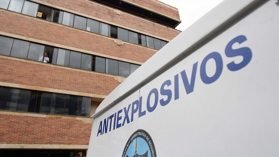 Luego de acordonar la zona y disponer del personal antiexplosivos, se confirmó que se trató de un descuido de un pasajero de un bus intermunicipal . Foto: Colprensa
