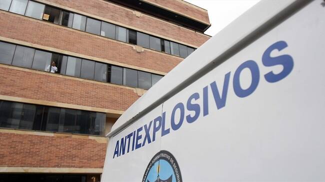 Luego de acordonar la zona y disponer del personal antiexplosivos, se confirmó que se trató de un descuido de un pasajero de un bus intermunicipal . Foto: Colprensa