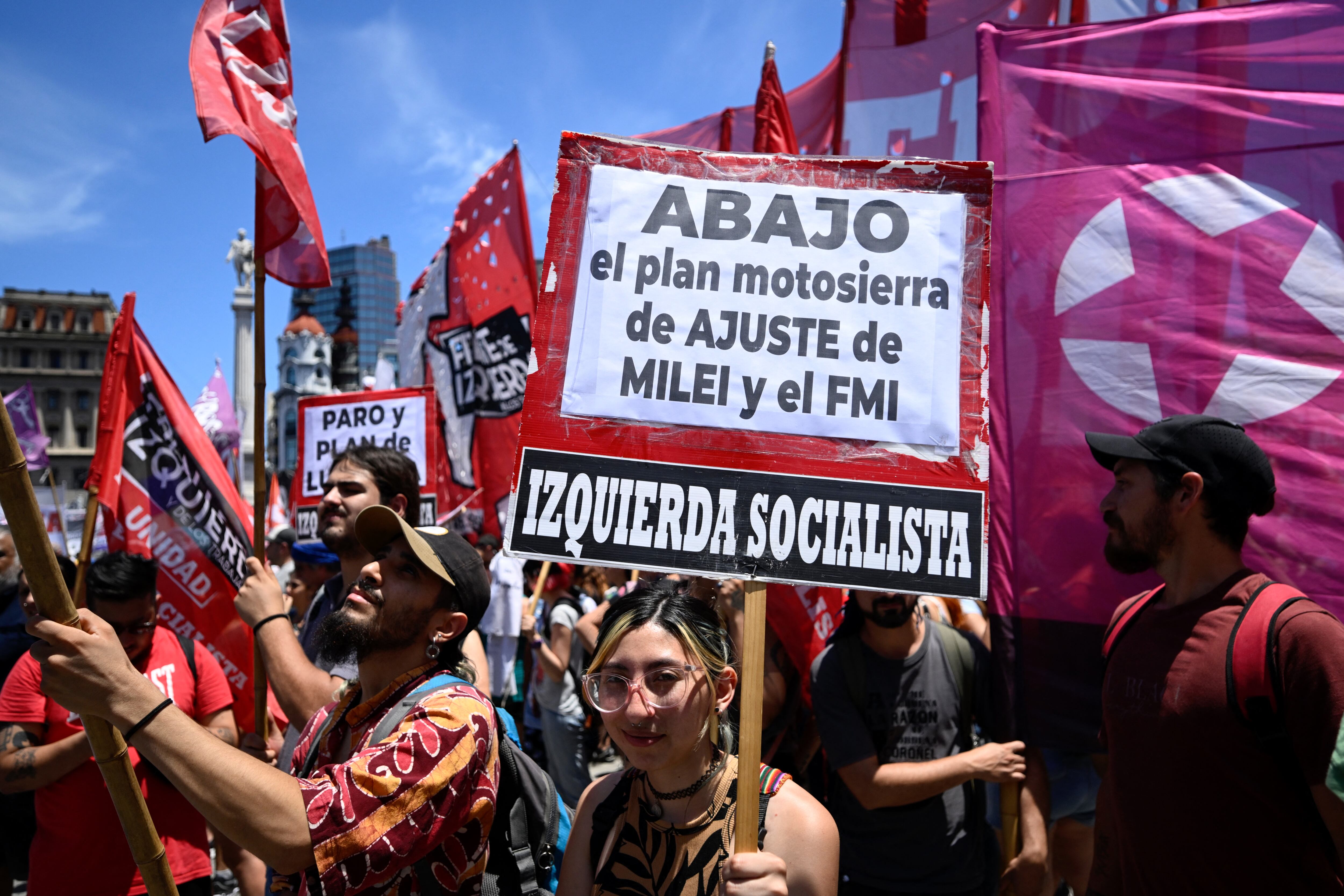 Protestas en Argentina contra reformas de Milei. Foto por Luis ROBAYO / AFP.