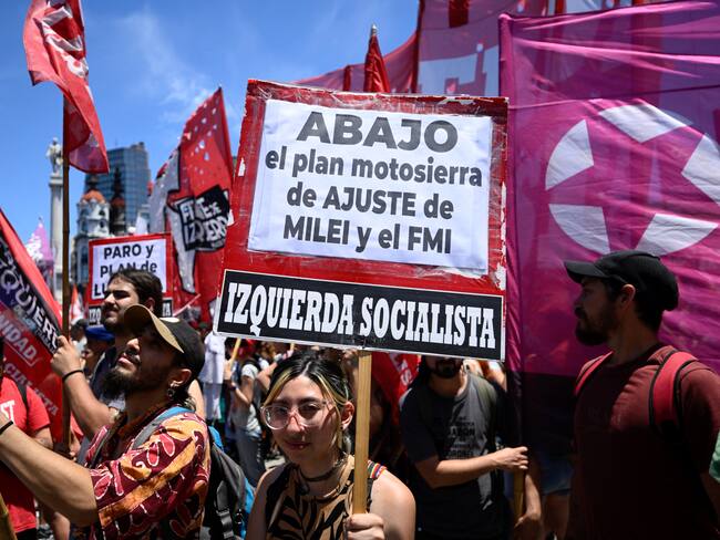 Protestas en Argentina contra reformas de Milei. Foto por Luis ROBAYO / AFP.