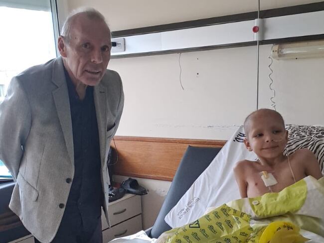 Miguel Ángel Russo visita Hospital de niños en Argentina
