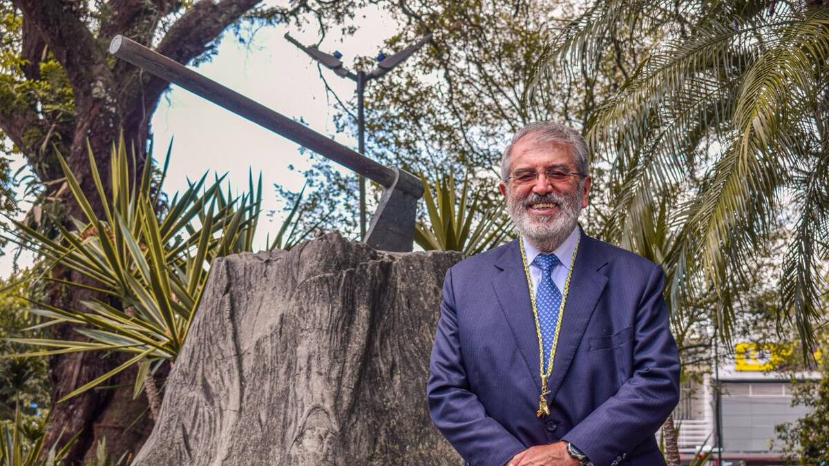 Alberto Gómez Mejía, recibió el Cordón de lao Fundadores en Armenia